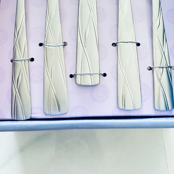 Cambridge Silversmiths 20 Pieces Flatware Set - Picture 2 of 2